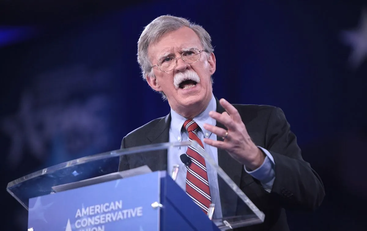 Bolton analiza amenazas globales en el Campus FAES 2024