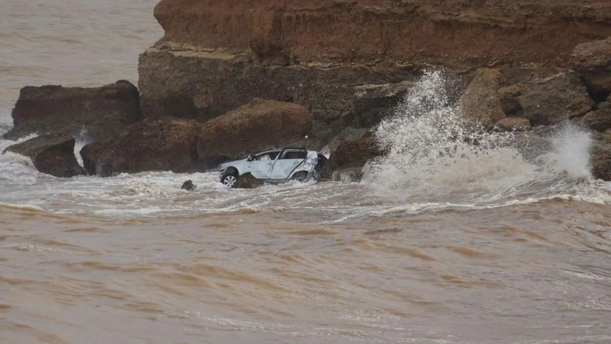 insolito-todoterreno-varado-en-playa-malaguena-causa-revuelo