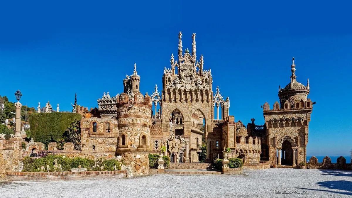 El Castillo de Colomares: Hogar de la iglesia más pequeña del mundo