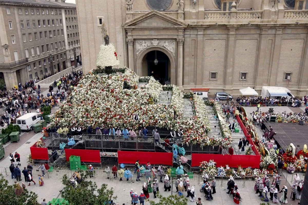 Zaragoza se engalana para las Fiestas del Pilar 2024: música, tradición y seguridad