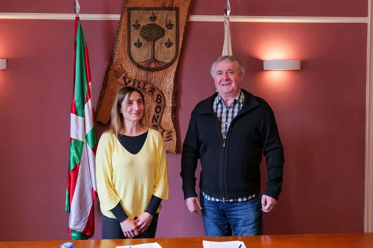 Polémica en Navarra por bandera española de plástico en ayuntamiento