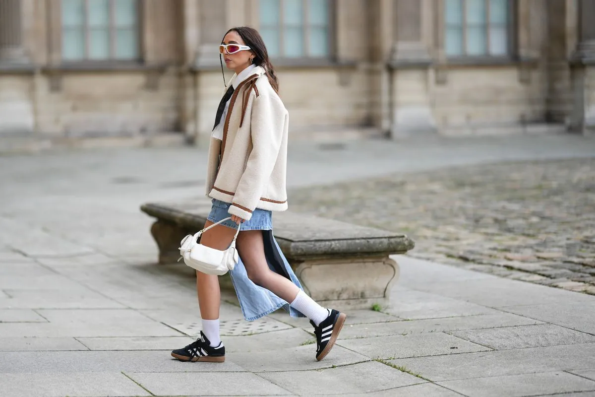 Zapatillas minimalistas de Zara: La tendencia otoñal inspirada en Adidas