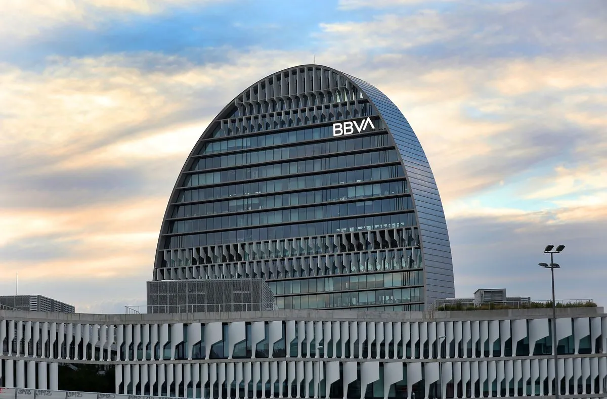 Tensión entre BBVA y Sabadell: CEOs cruzan declaraciones sobre OPA