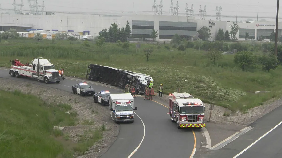 Vuelco de tráiler en A-1 revela cargamento de cocaína; conductor huye