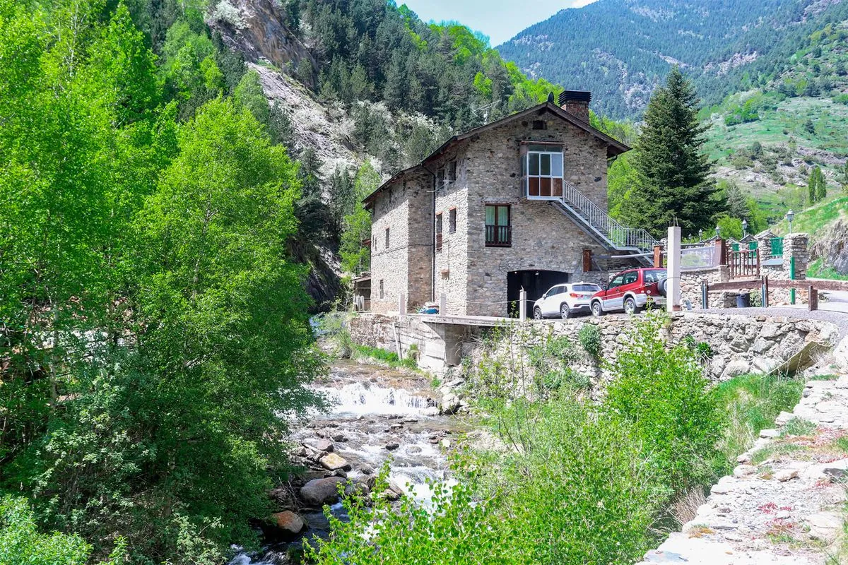 Descubre el único pueblo español al que solo puedes llegar cruzando otro país