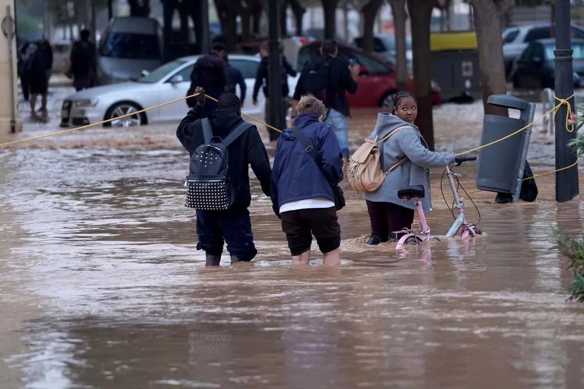 La cantante española regresa a su pueblo natal tras devastadora inundación