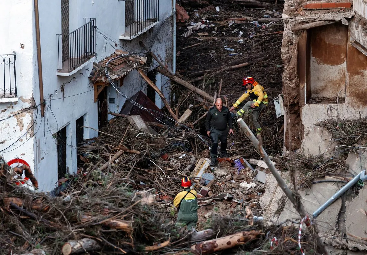 50 rescatistas madrileños luchan contra el tiempo en las inundaciones de Valencia