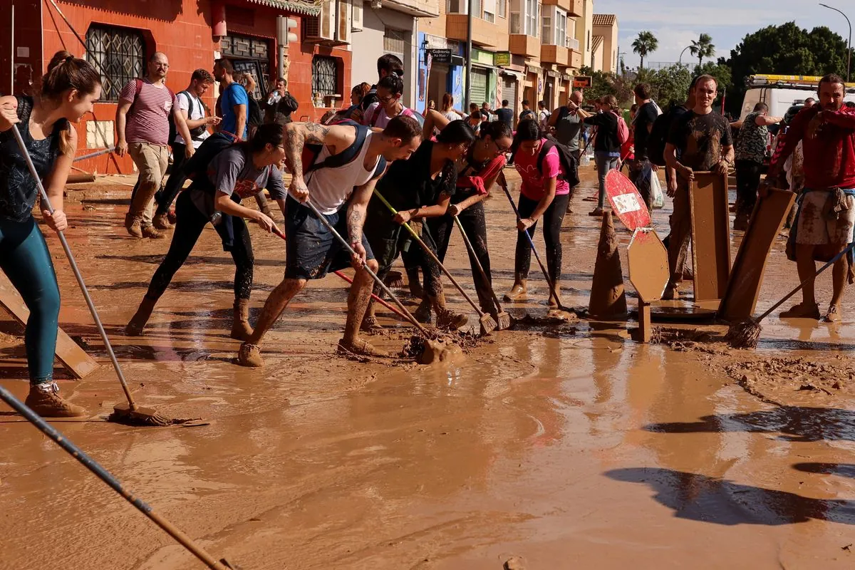 Miles de voluntarios se movilizan para ayudar tras el desastre natural en Valencia