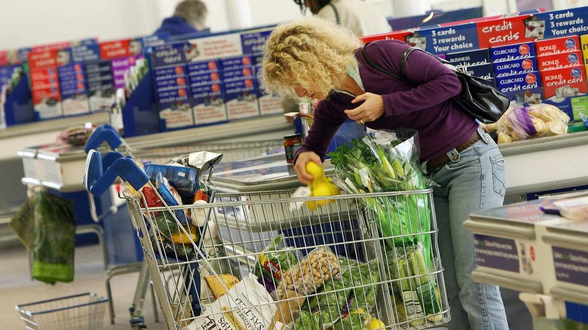 Compradores abarrotan supermercados valencianos mientras crece ayuda por DANA