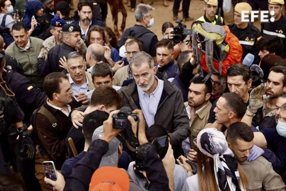 Protestas interrumpen visita real en Valencia tras devastadora inundación