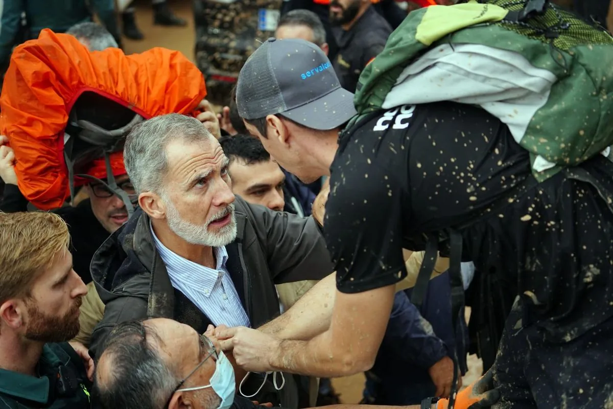 Tenso encuentro entre ciudadanos y la familia real en zona inundada de Valencia