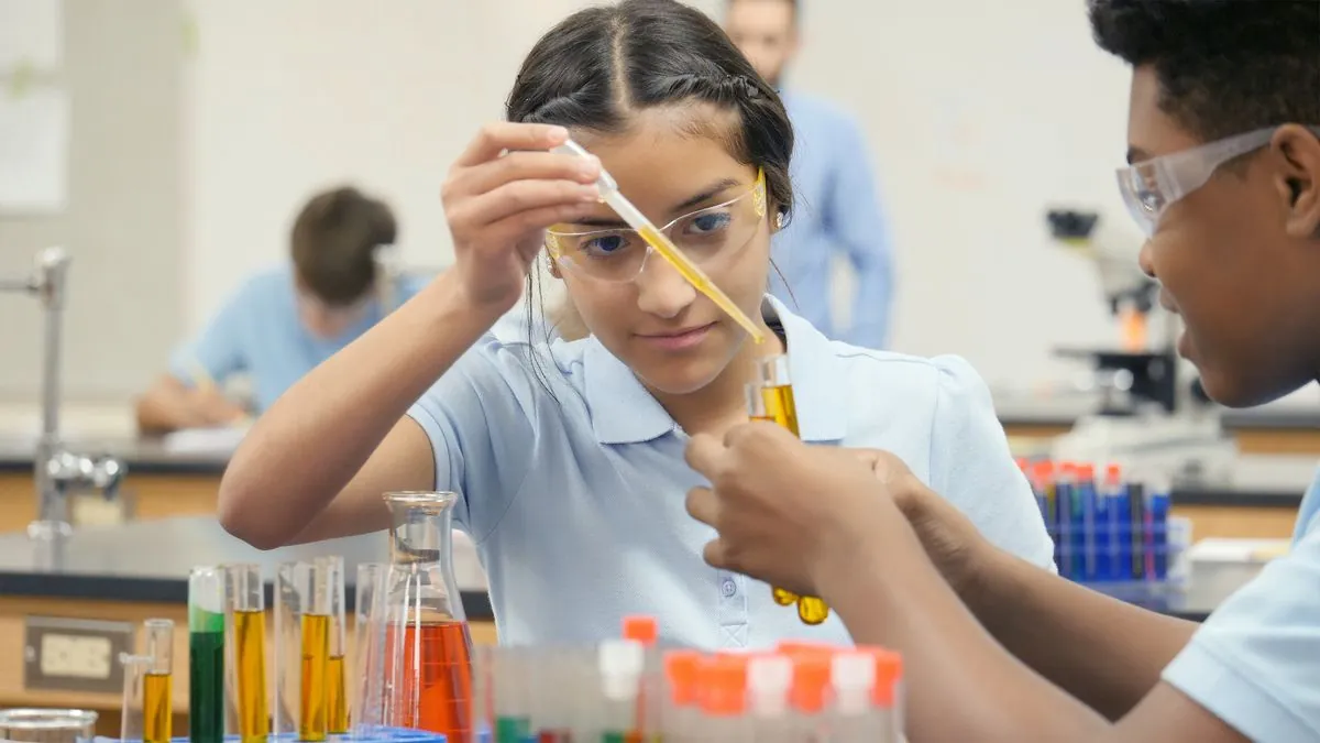 Estudiante madrileña rompe barreras en ciencias pese a dudas iniciales