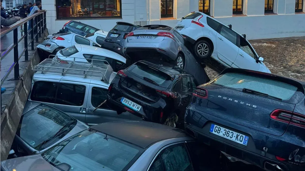 32 autos arrastrados por inundación repentina en pueblo costero catalán