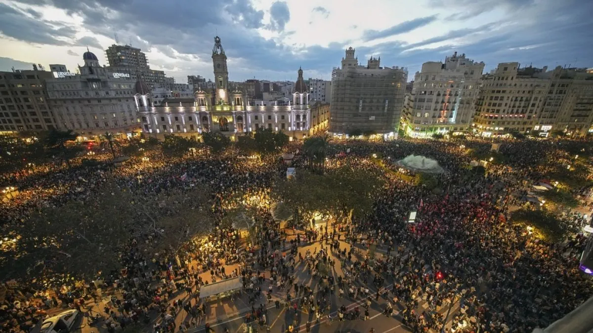 Miles de valencianos salen a la calle en protesta histórica contra la gestión política