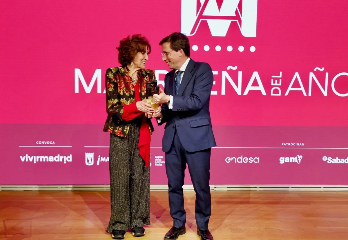 Carmen Iglesias recibe premio que reconoce su aporte a la historia española