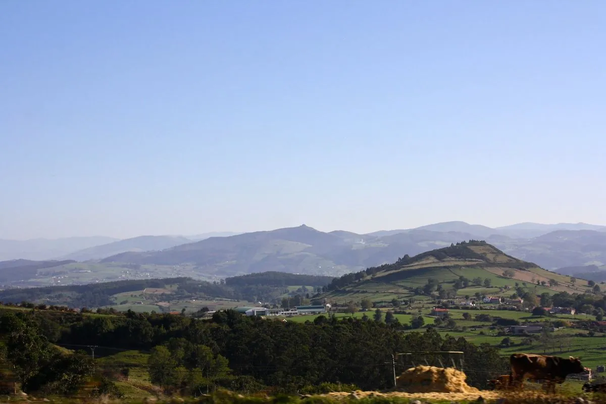 Soledad y poder: Los gigantes eólicos de Ourense dominan el paisaje