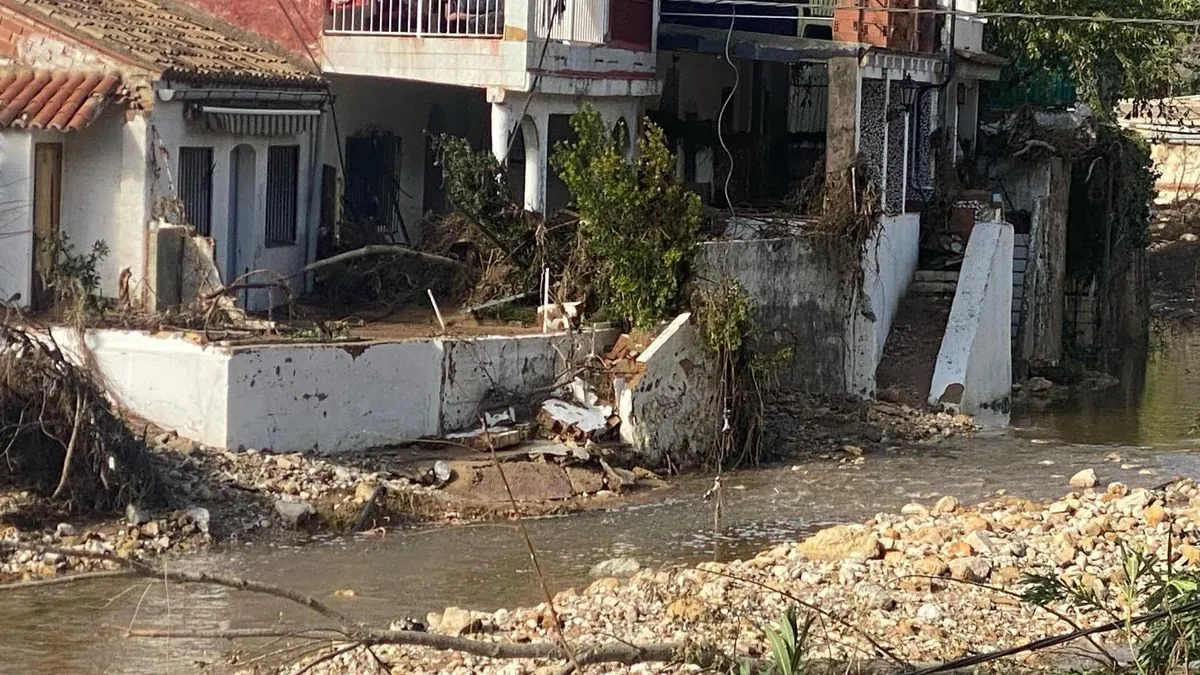 Enfermera lidera esfuerzos de rescate en escuela dañada por inundaciones en Valencia