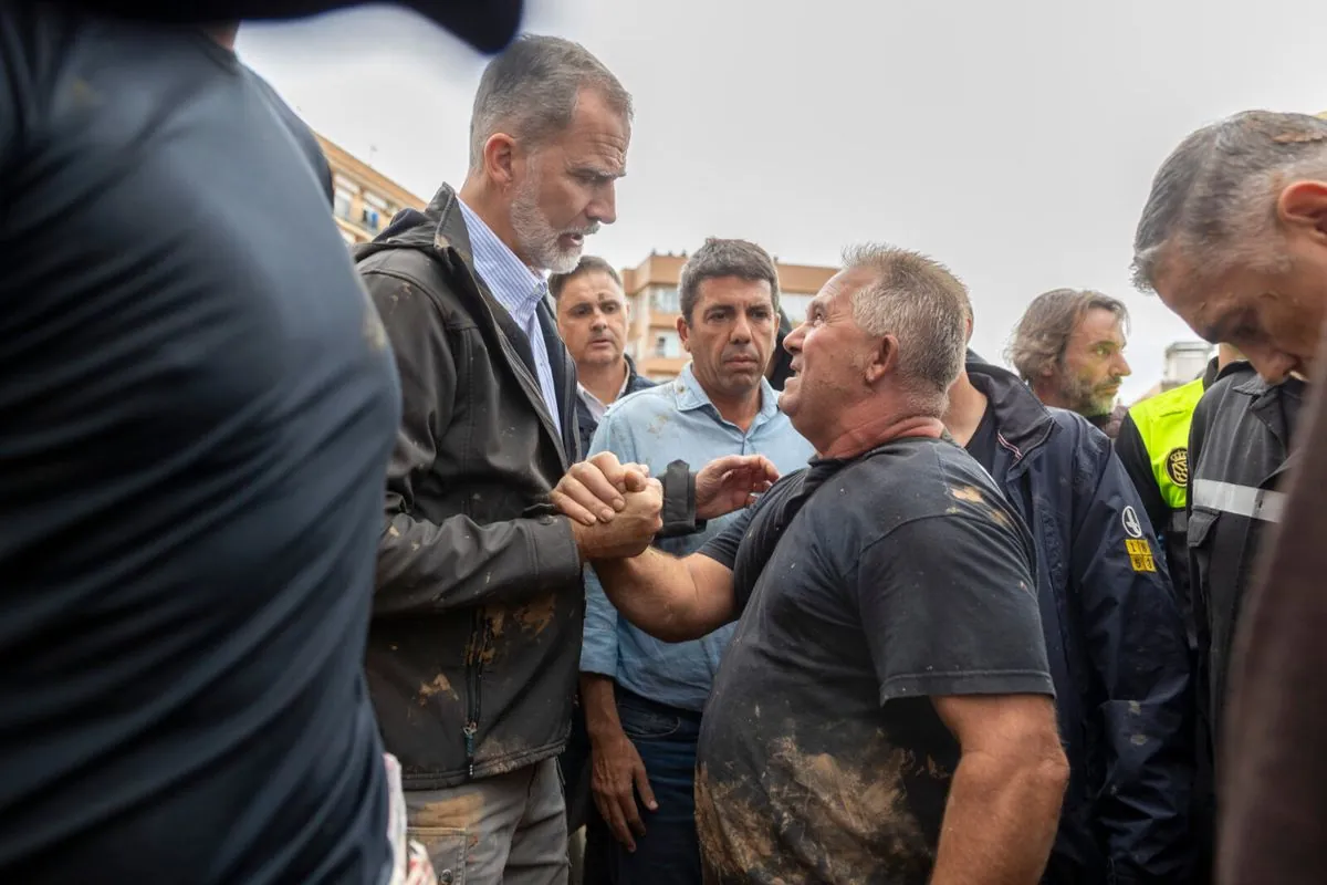 Felipe VI visita zonas dañadas por DANA: Encuentros emotivos con víctimas y rescatistas