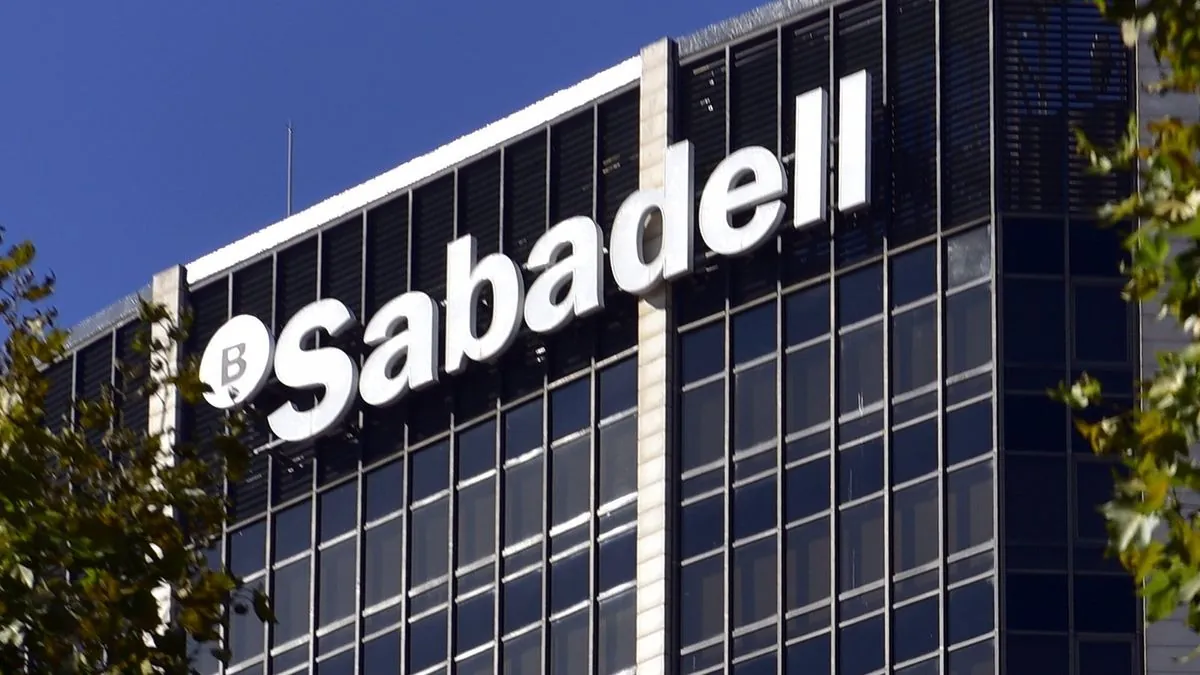 Banco Sabadell enfrenta dilema legal ante intento de compra por BBVA