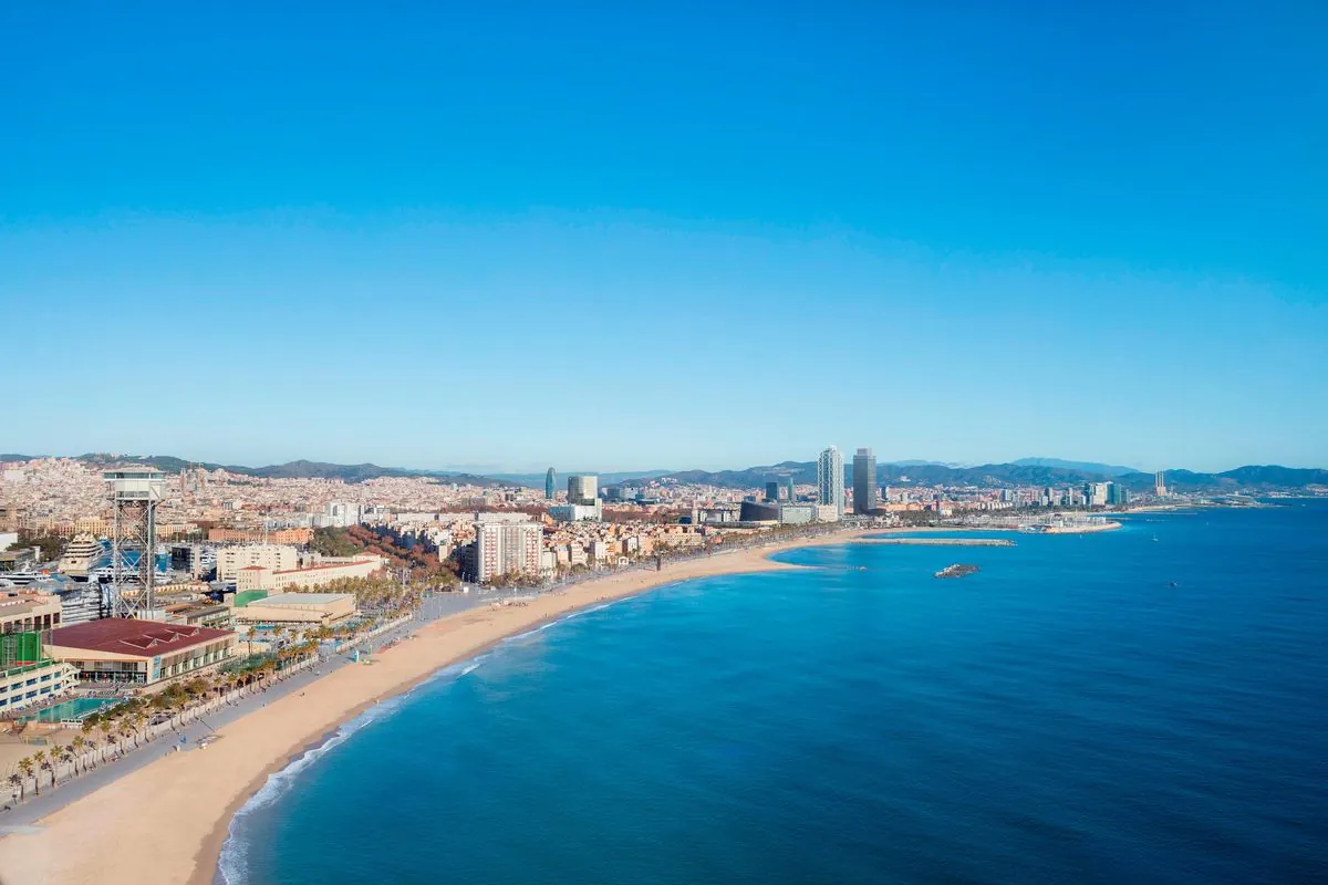 Badalona sorprende con un árbol gigante y millones de luces para navidad