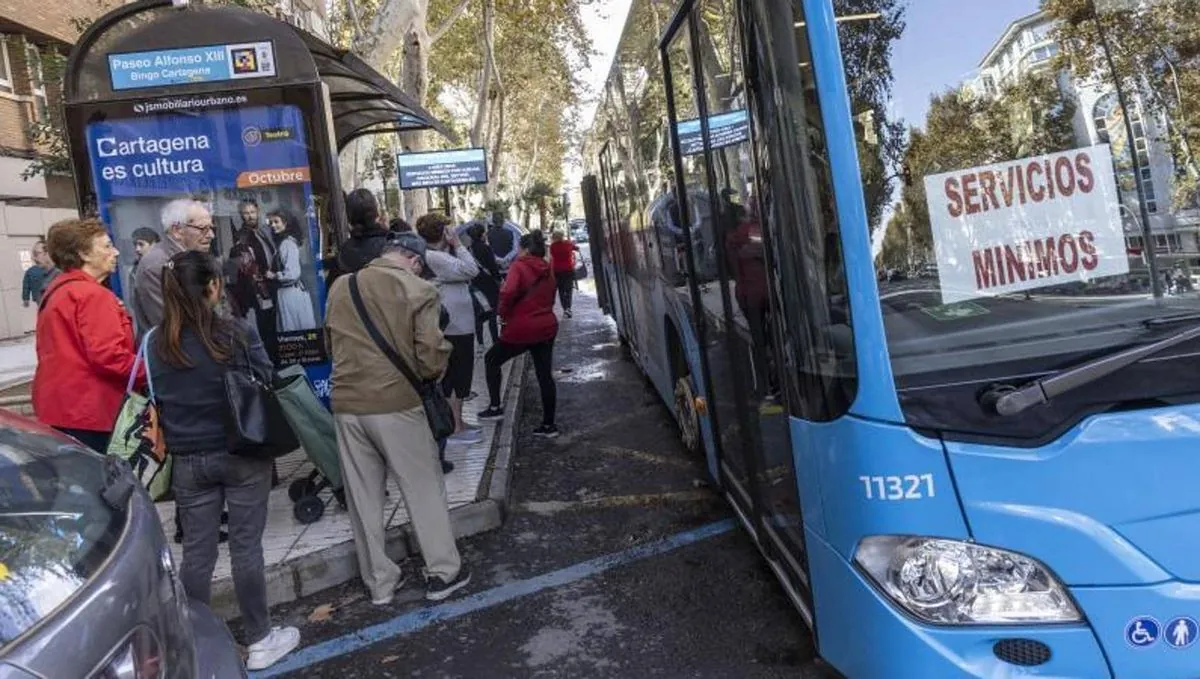 Conductores españoles paralizan transporte en plena temporada navideña