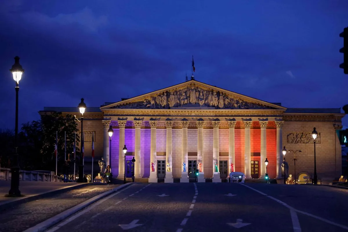 Francia al borde del caos: Le Pen y la izquierda se unen contra el gobierno