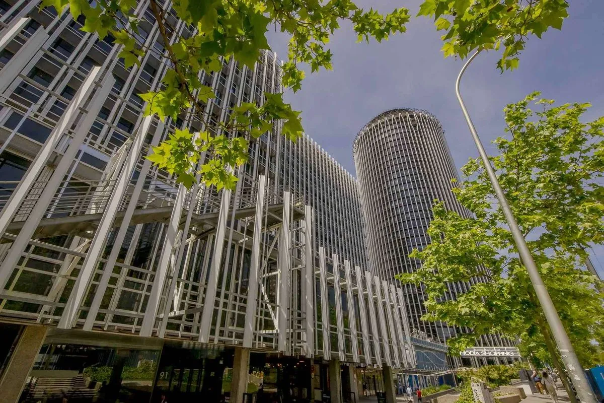 El edificio de lujo en Castellana que esconde historias de poder y diplomacia