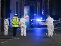 Dos misteriosos atacantes en patinete dejan víctima mortal en bar de Carballo