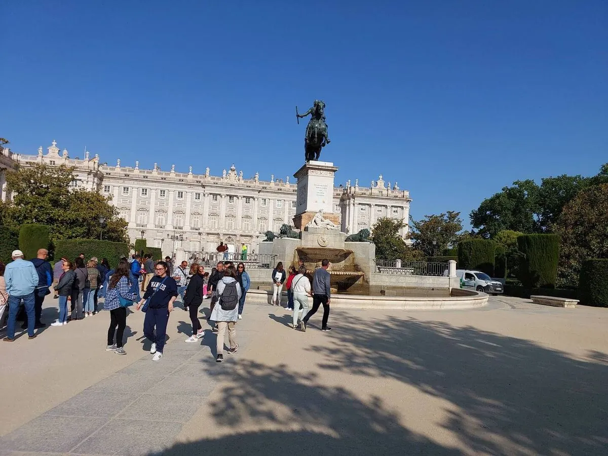 Guía completa: Dónde comprar en Madrid durante el feriado de mañana