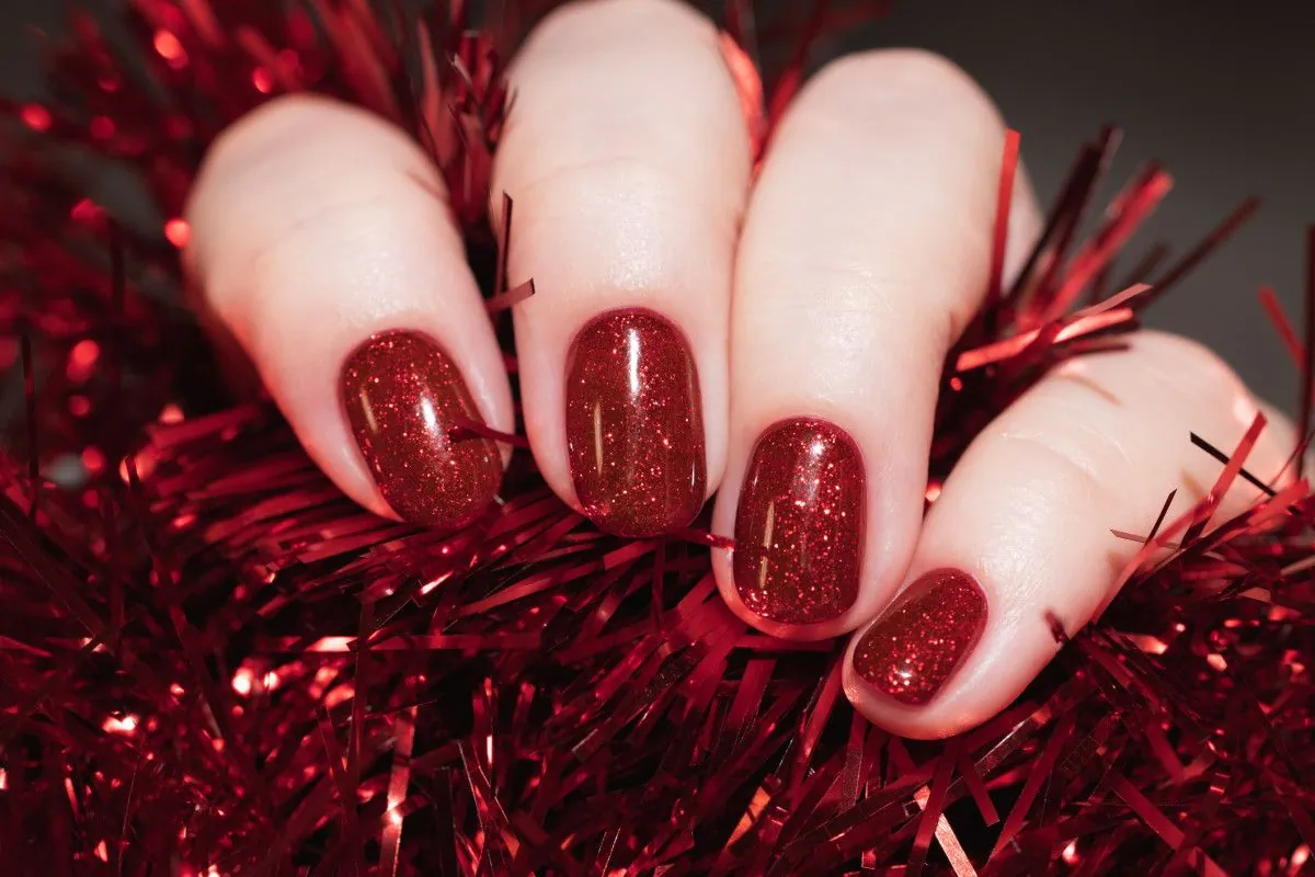 12 diseños de uñas que harán brillar tu look esta temporada navideña