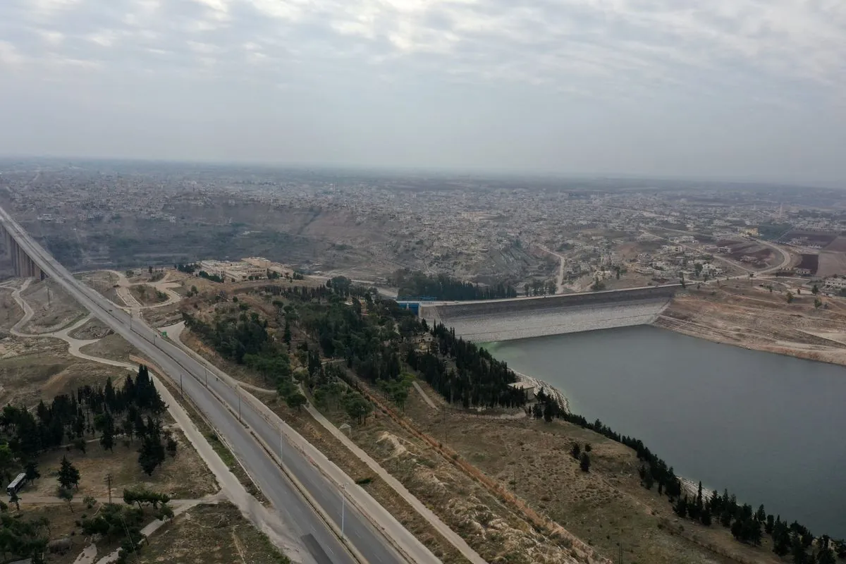 Soldados dejan sus uniformes mientras rebeldes cercan la capital siria