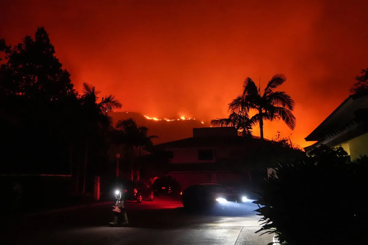 Fuego nocturno en Malibú obliga evacuación masiva de residentes de lujo