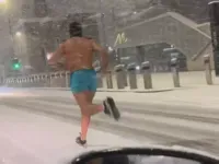 Deportista elite causa revuelo por su peculiar rutina matutina en pleno invierno